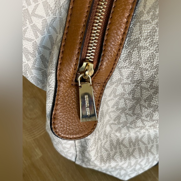 MK Purse - Picture 11 of 14